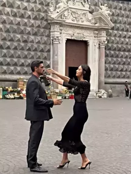 Irina Shayk ve Michele Morrone sokak ortasında öpüştü! Aşk sandılar ama sebebi başka