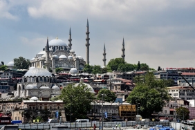 Galatasaray-Sampiyonlugu-Unlulerin-Dunyasini-Sari-Kirmiziya-Boyadi-featured