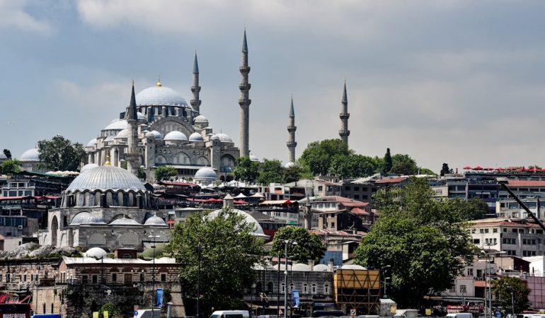 Galatasaray-Sampiyonlugu-Unlulerin-Dunyasini-Sari-Kirmiziya-Boyadi-featured